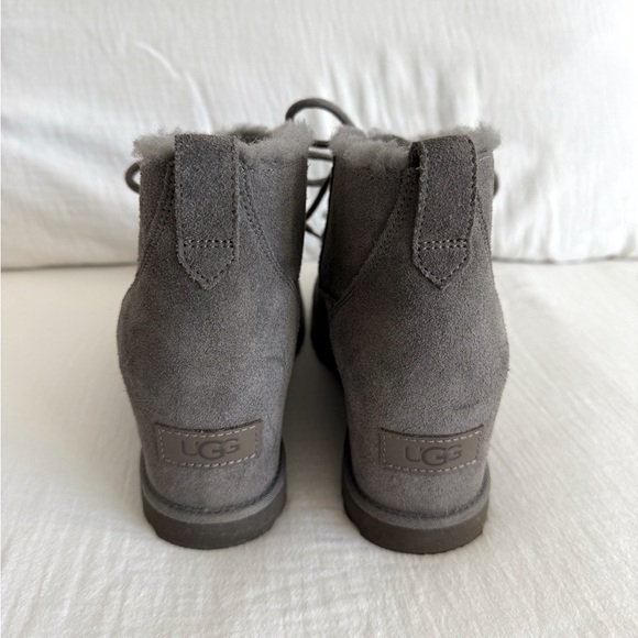 UGG Grey Femme Lace-Up Fur Lined Booties - Picture 4 of 6